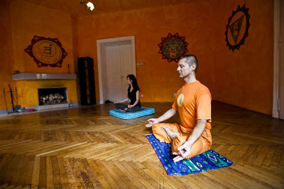 Juraj Gajdoš v štúdiu Lotus joga, kde momentálne vyučuje